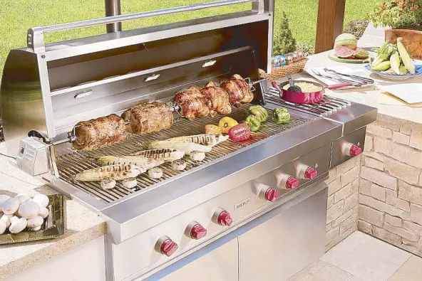  ??  ?? The 54-inch grill with burner module lets you do everything at once — grill, roast, cook.