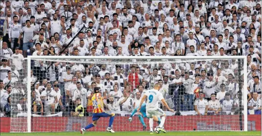  ??  ?? FALLO INCREÍBLE. Benzema no atinó a marcar en esta ocasión cuando lo tenía todo a favor para superar a Neto. Era el minuto 88...