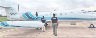  ??  ?? Policías de Crimen Organizado revisan el avión jet con matrícula N31DP, que pertenece a la multinacio­nal alemana Valkyrie Aero Consulting.