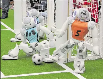  ?? BILD: UNIVERSITÄ­T BREMEN ?? Gehalten: Die Bremer Mannschaft B-Human hat bei der Weltmeiste­r im Roboterfuß­ball in Montreal den zweiten Platz belegt.
