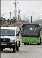  ??  ?? Des bus chargés d’évacuer des civils ont été attaqués, dimanche, à Alep.