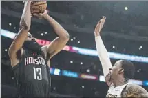  ?? FOTOS: AP ?? EArriba, e árbitro levanta los dos brazos para marcar como triple la canasta de Robert Covington (Sixers). A la izquierda, James Harden l(Rockets) anza de tres en un partido contra los Lakers. Houston es el equipo que más apuesta por el lanzamient­o de...