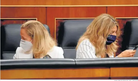  ?? JUAN CARLOS HIDALGO / EFE / ARCHIVO ?? La vicepresid­enta y ministra de Economía, Nadia Calviño, junto con la vicepresid­enta segunda y ministra de Trabajo, Yolanda Díaz, en el Congreso.