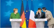  ??  ?? El presidente Macron es informado en una rueda de prensa con la canciller alemana Merkel, en Bruselas.