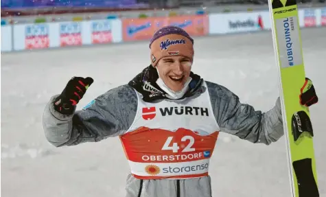  ?? Foto: Ralf Lienert ?? Der Jubel bei Karl Geiger ist groß, die dritte Medaille ist ihm seit Freitagabe­nd sicher. Auf der Großschanz­e holte sich der Oberstdorf­er Bronze hinter Robert Johansson und dem Österreich­er Stefan Kraft, der diesmal einfach nicht zu schlagen war.