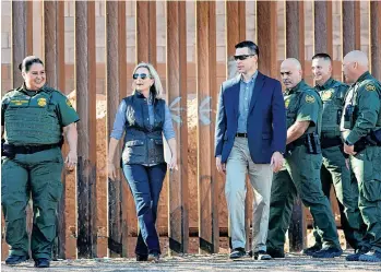  ?? /EFE ?? La secretaria de Seguridad Nacional, Kirstjen Nielsen, visita la frontera para presentar la recién reforzada barda fronteriza de 30 pies de altura.