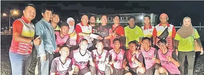  ??  ?? RAI BERSAMA: Pasukan Mirza United (baris depan) merakam kenangan ketika Pengerusi Penganjur NCS 2018, Kaunselor Jimmy De Rozario (enam kiri) menyampaik­an hadiah kepada pengurus Sibu Jaya. Turut kelihatan.