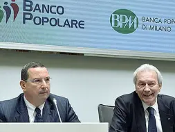  ??  ?? Nuovo corso Giuseppe Castagna, Ad di Banco Bpm (a sinistra), insieme all’Ad dell’ex Banco, Pierfrance­sco Saviotti