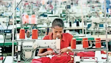  ??  ?? GEA consideró que además de los trabajos directos que se pueden perder habrá impacto en el empleo informal de 247 mil, con el mayor efecto en las fábricas de confeccion­es de prendas de vestir, en donde se estimó el cierre de 195 mil empleos.
