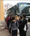  ??  ?? Exercice d’évacuation d’un bus sous les instructio­ns de Daniel Candela, pompier, et Christophe Duplan, policier municipal.