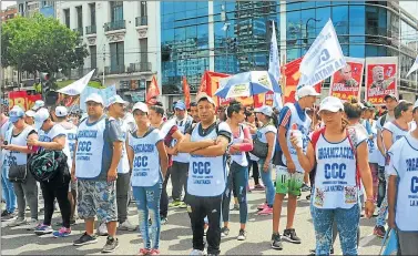  ??  ?? MARCHA. Comenzó cerca de las 15. Hubo insultos a las fuerzas de seguridad que la escoltaron.