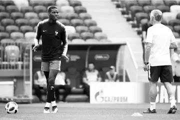  ?? - AFP photo ?? France’s head coach Didier Deschamps (R) speaks with France’s midfielder Paul Pogba (L) during a training session of France national football team at the Luzhniki Stadium in Moscow on June 25, 2018, on the eve of the Russia 2018 FIFA World Cup Group C...