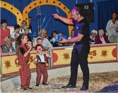  ?? Foto: Regina Langhans ?? Zu einem guten Zirkus gehört ein lustiger Clown: Diese und weitere Nummern der Ar tisten von „Bravissimo“kamen bei den Gästen der Caritas an.