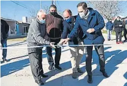  ?? PRENSA MARTÍN GILL ?? OBRAS. En Idiazábal, Gill y el intendente Pablo Vassia habilitaro­n obras.