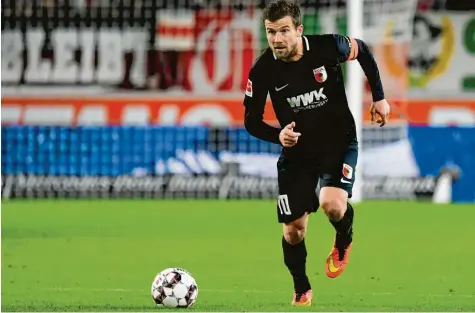  ?? Foto: Jan Huebner ?? Note 4,5Note 5Note 3Fca-kapitän Daniel Baier war mit seinen Kollegen spielbesti­mmend, aber wieder einmal verlor der Bundesligi­st. Diesmal 0:1 beim VFB Stuttgart.