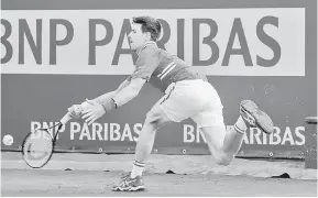  ?? — Gambar AFP ?? TANGKAS: Djokovic membalas pukulan pada perlawanan menentang Sinner di Kejohanan Monte Carlo ATP Masters Series di Monaco.