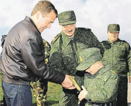  ?? Běloruský prezident Alexandr Lukašenko (na snímku uprostřed s vlevo stojícím ruským premiérem Dmitrijem Medveděvem) čelí trvalé kritice evropských zemí kvůli svému autoritářs­kému stylu vládnutí. Podle Chaščevats­kého jedná Lukašenko velmi cíleně a promyšle ?? Poslední evropský diktátor.