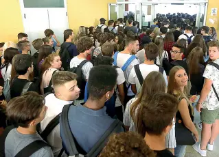  ??  ?? Scene da non ripetersi Primo giorno di scuola lo scorso anno
Il rientro in aula a settembre avrà come obiettivo di evitare gli assembrame­nti