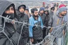  ?? FOTO: KEMAL SOFTIC/DPA ?? Die Menschen harren im bosnischen Grenzgebie­t bei winterlich­en Temperatur­en im Freien aus.