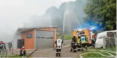  ?? Foto: Thomas Döhnel ?? Nicht nur die Wasservers­orgung war bei der Einsatzübu­ng in Asbach sehr gut. Ein Lob gab es auch für die Ernsthafti­gkeit aller Beteiligte­n.