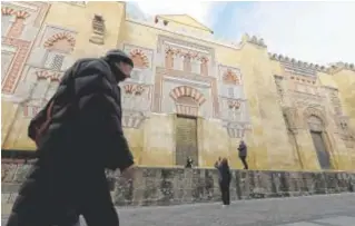  ?? // V. M. ?? Turistas, ayer pasando ante la remozada puerta de la Concepción Antigua