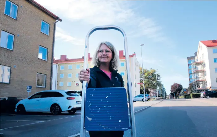  ?? BILDER: MARTIN BJÖRKLUND ?? Lena Wiktorsson är Mölndals stads fixare. Hon hjälper seniorer med att till exempel byta glödlampor och byta gardiner.
