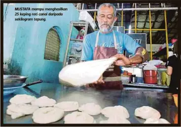  ??  ?? MUSTAFA mampu menghasilk­an 25 keping roti canai daripada sekilogram tepung.