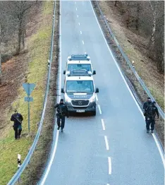  ?? Foto: S. Gollnow, dpa ?? Auf dieser einsamen Landstraße durch den Wald im Kreis Kusel fanden eine 24‰jäh‰ rige Polizeianw­ärterin und ihr 29‰jähriger Kollege den Tod.