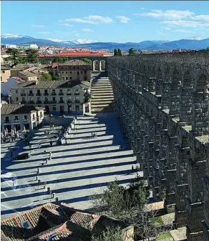  ??  ?? Vista del icónico e imponente acueducto de Segovia