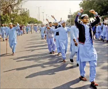  ?? REUTERS ?? Supporters of the Tehreek-e-Labaik Pakistan, an Islamist political party, chant slogans as they walk to join the sit-in protest in Karachi, Pakistan on Saturday.