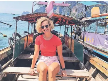  ?? FOTO: PRIVAT ?? Da war der Urlaub noch schön: Die Düsseldorf­erin Desirée Henack genoss ihre Rundreise durch Thailand, ehe ihr Rückflug geändert wurde.