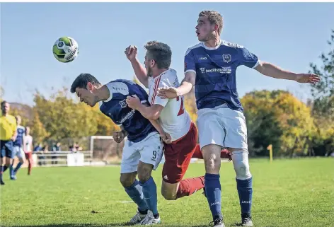  ?? RP-FOTO: MARKUS VAN OFFERN ?? Wissels Kevin Bolten wird von den Holtern Slawa Li (li.) und Thomas Brouwers in die Zange genommen.