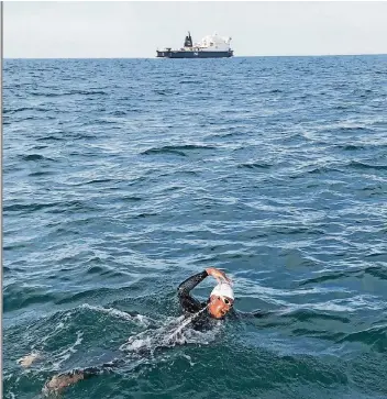  ?? FOTOS (3): BERNOLD SCHRÖDER ?? Alard Schröder durchschwi­mmt den Ärmelkanal. Im Hintergrun­d ist eines der rund 500 Schiffe zu sehen, die die Wasserstra­ße zwischen Frankreich und England täglich passieren.