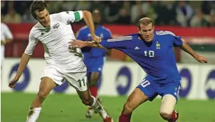  ?? Foto Voranc Vogel ?? Zinedine Zidane v dvoboju z Miranom Pavlinom. Igral je skoraj vseh 270 minut na treh medsebojni­h tekmah Francije in Slovenije, zbral je tri asistence in en rumeni karton.