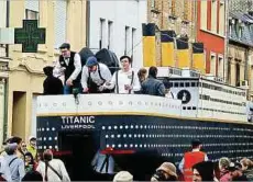  ?? ?? Auch die Titanic bahnte sich ihren Weg durch die Escher Straßen.