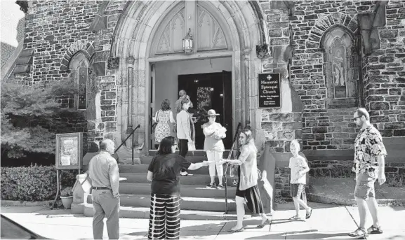  ?? AMY DAVIS/BALTIMORE SUN ?? Worshipper­s arrive for the homecoming service at Memorial Episcopal Church in Bolton Hill. The congregati­on is seeking atonement for the history of their church.