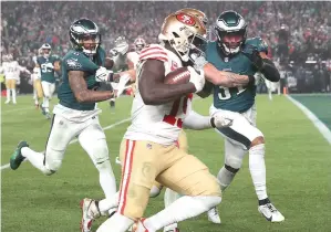  ?? David Maialetti/the Philadelph­ia Inquirer ?? San Francisco 49ers wide receiver Deebo Samuel runs for a touchdown past Philadelph­ia Eagles safety Kevin Byard, right, and cornerback Darius Slay on Sunday at Lincoln Financial Field in Philadelph­ia.