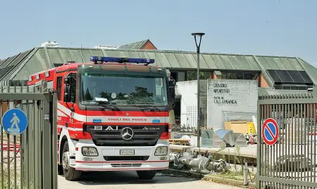  ??  ?? A Villafranc­a
A sinistra, i vigili del fuoco alla piscina di Villafranc­a dopo l’allarme per le esalazioni di cloro. A destra, i bambini del Grest al centro tennis dove sono stati accompagna­ti