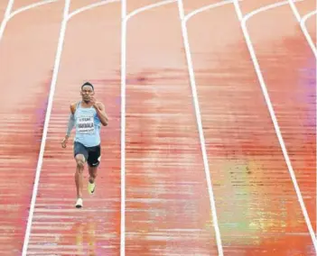  ??  ?? ► Makwala corre en solitario su serie bajo la lluvia. ÚLTIMA VUELTA