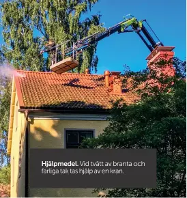  ??  ?? Hjälpmedel. Vid tvätt av branta och farliga tak tas hjälp av en kran.