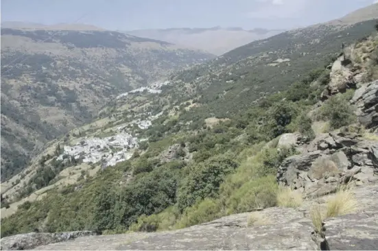  ?? Fotos: Ingrid Lechner ?? Aussicht auf die Schlucht des Poqueira am Fuße des Pico Veleta.