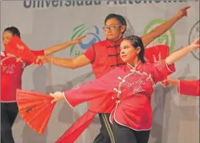  ??  ?? Un baile tradiciona­l durante la clausura del curso de chino-mandarín en el Instituto Confucio de la Uady