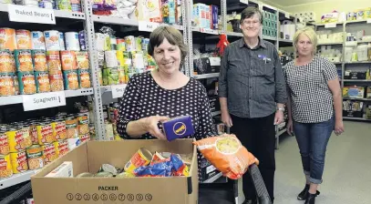  ?? PHOTO: GERARD O’BRIEN ?? Flying off the shelves . . . Salvation Army volunteer Donna Dunford packs groceries as community ministries manager David McKenzie and foodbank coordinato­r Gail Geels look on.