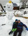  ??  ?? Paul und Patrick aus Kölburg mit ihrem Schneemann, dem großen Bauarbeite­r.