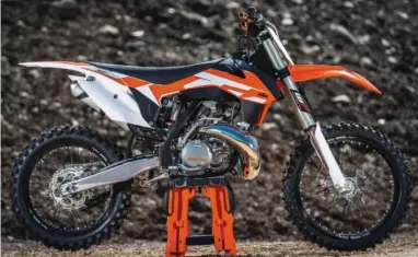  ??  ?? La KTM 250 SX 2016 est cette année-là le seul modèle de la gamme cross qui n’évolue pas radicaleme­nt. Cette version est en bout de développem­ent, de la top et fiable machine.