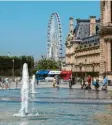  ?? Foto: dpa ?? Hitze in Paris: Wasserspie­le kühlen den Platz vor dem Louvre.