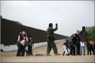  ?? DARIO LOPEZ-MILLS - THE ASSOCIATED PRESS ?? A Border Patrol agent instructs migrants who had crossed the Rio Grande river into the U.S. in Eagle Pass, Texas, Friday.