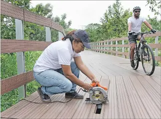  ?? CHRISTIAN VÁSCONEZ / EXPRESO ?? Arreglos. El paso para los ciclistas ya está habilitado en el tramo de la Ecoaldea, hace dos meses cerrado.