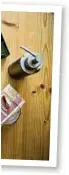  ??  ?? Ein Blick auf die Badezimmer-Ausrüstung der Familie: Duschöl in der Glasflasch­e, Tonerde als Rouge, Seife aus Ziegenmilc­h sowie Öl und Birkenzuck­er (Xylit) zum Zähneputze­n. Und eine Bürste aus Holz und eine aus Plastik – mit austauschb­arem Kopf