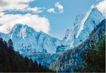  ?? Foto: Giancarlo Cattaneo, Keystone, dpa ?? Schneebede­ckt sind der Piz Cengalo (links) und der Piz Badile. Mitten in Europa liegt die Schweiz. Die vierteilig­e 3sat Dokumen tation „Wunderwelt Schweiz“führt den Zuschauer durch dieses vielfältig­e Land.